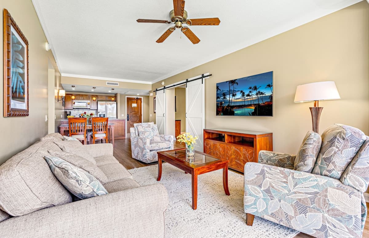 Expansive 2BR Retreat with Gorgeous Maui Views - Photo 5