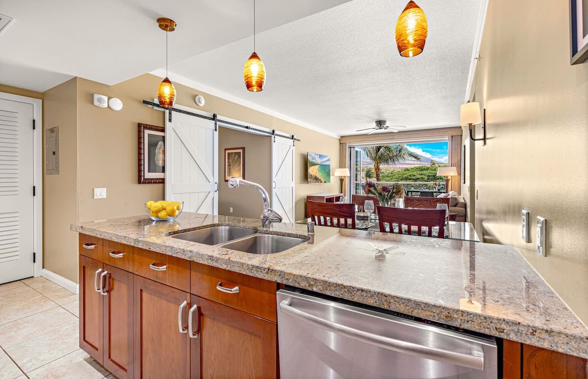 Expansive 2BR Retreat with Gorgeous Maui Views - Photo 3