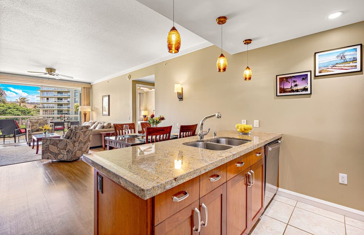 Expansive 2BR Retreat with Gorgeous Maui Views - Photo 4