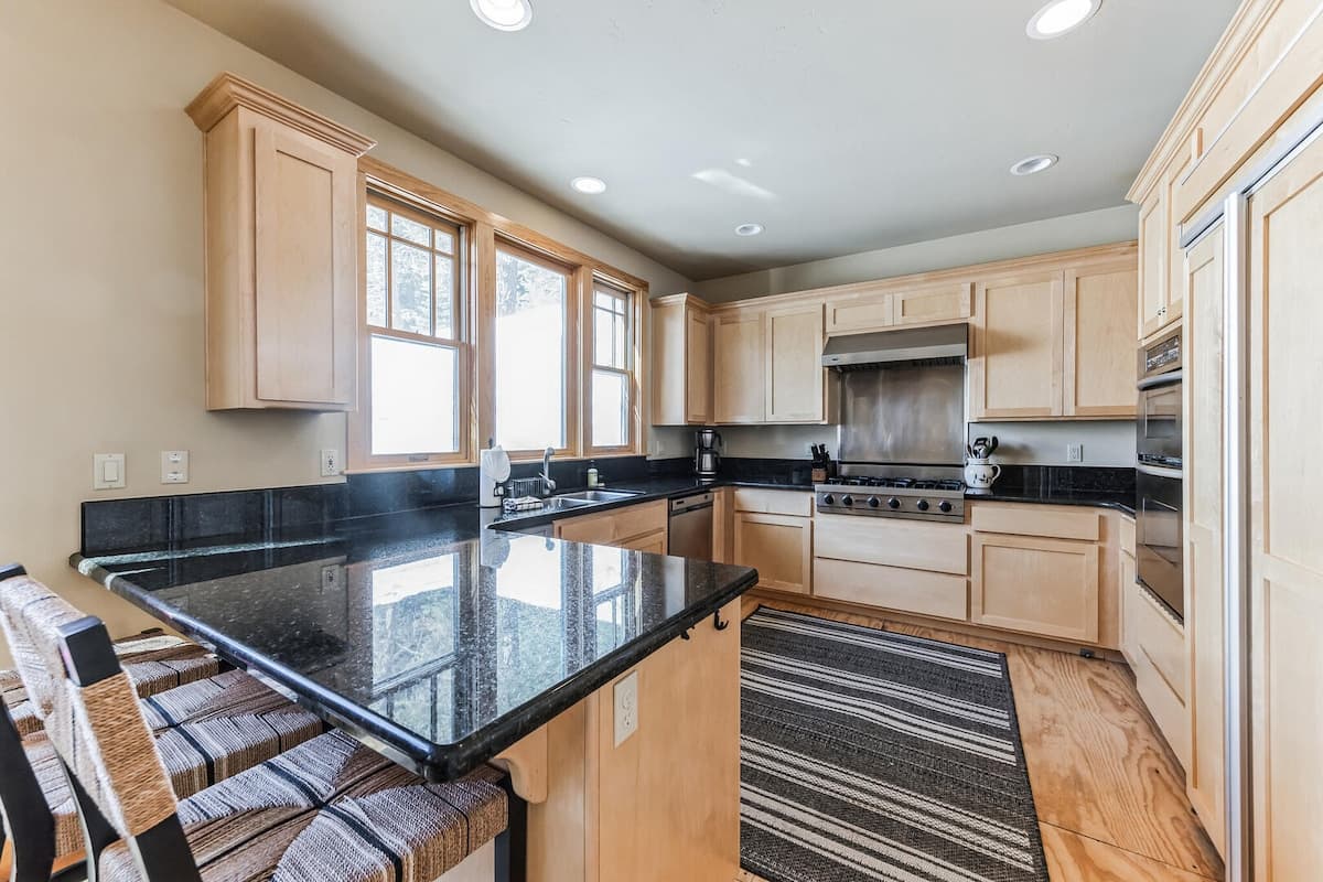 River Run Townhome with Fireplace & Mountain Decor - Photo 5