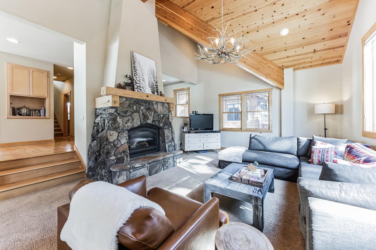 River Run Townhome with Fireplace & Mountain Decor - Photo 3
