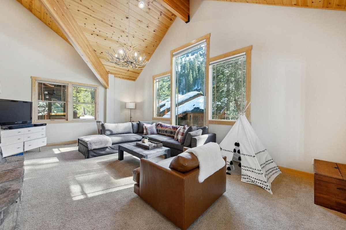 River Run Townhome with Fireplace & Mountain Decor - Photo 2