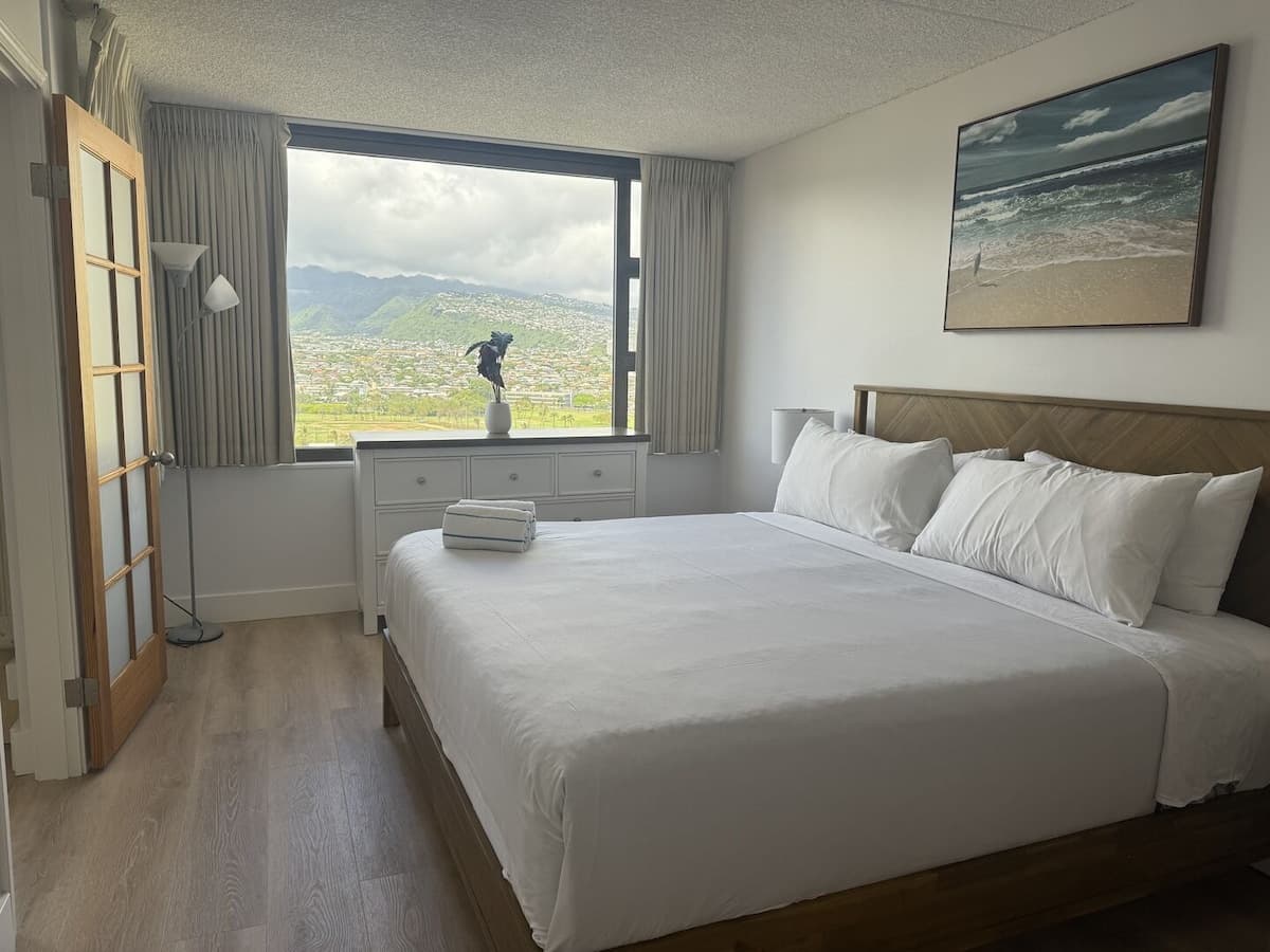 Condo in Honolulu · ★4.76 · 1 bedroom · 2 beds · 1 private bath - Photo 4