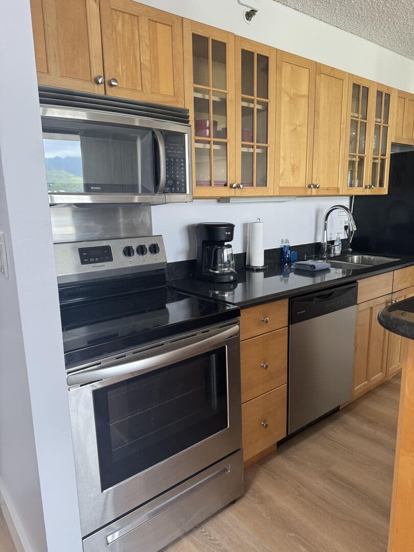 Condo in Honolulu · ★4.76 · 1 bedroom · 2 beds · 1 private bath - Photo 2