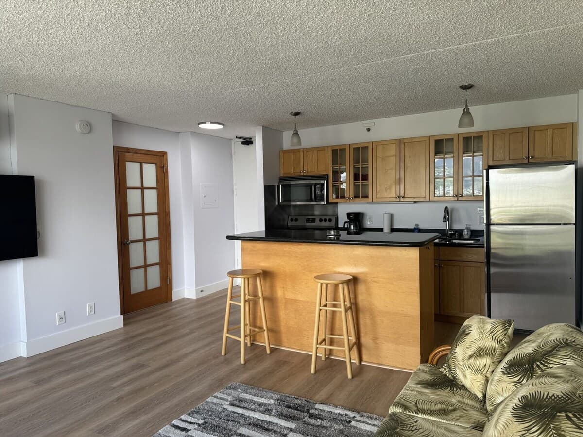 Condo in Honolulu · ★4.76 · 1 bedroom · 2 beds · 1 private bath - Photo 1