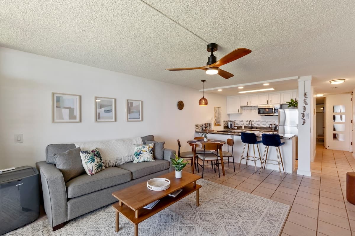 Condo in Lahaina · ★4.94 · 1 bedroom · 2 beds · 1 private bath - Photo 2