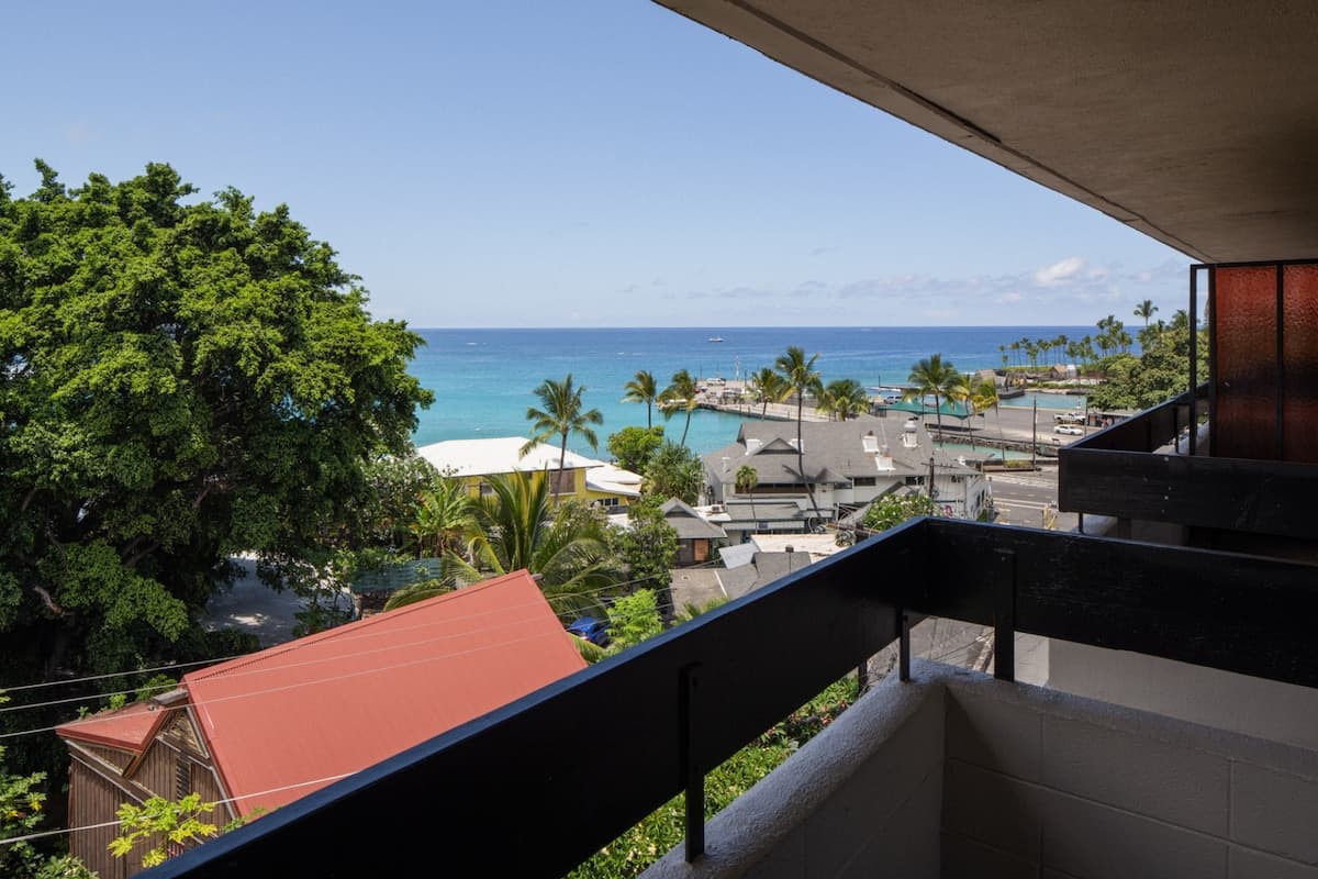 Partial Ocean View One King at Pacific 19 Kona - Photo 4