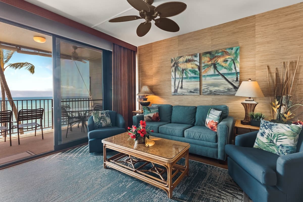Remodeled oceanfront 3bd retreat, tropical vibes - Photo 4