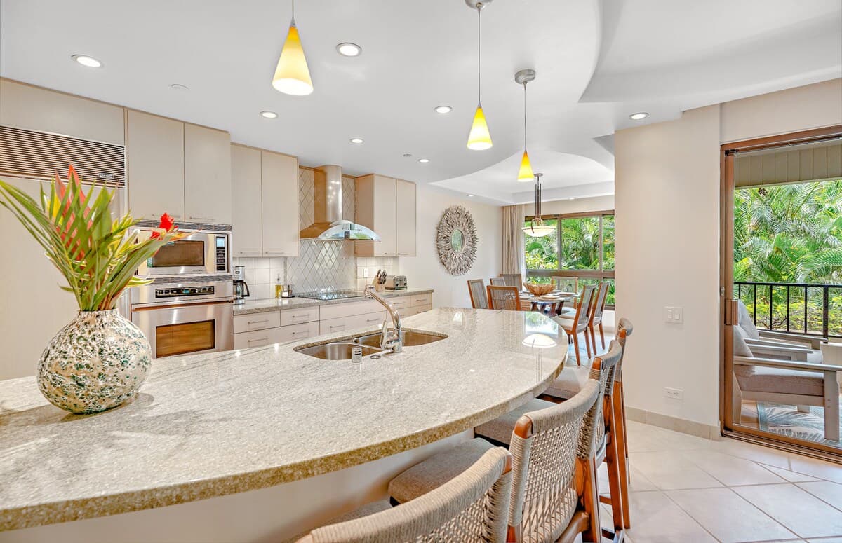 Condo in Lahaina · ★5.0 · 2 bedrooms · 4 beds · 2 baths - Photo 4