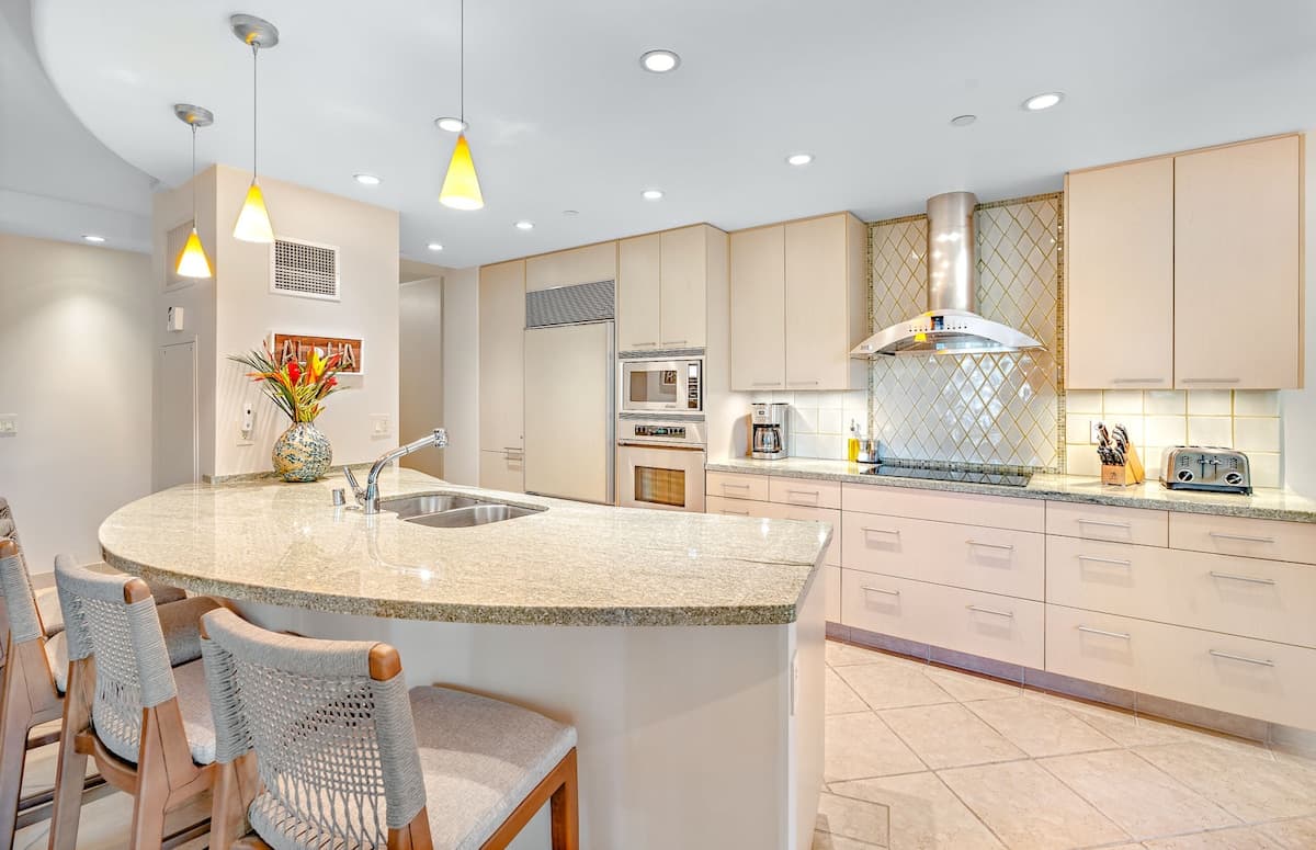 Condo in Lahaina · ★5.0 · 2 bedrooms · 4 beds · 2 baths - Photo 2