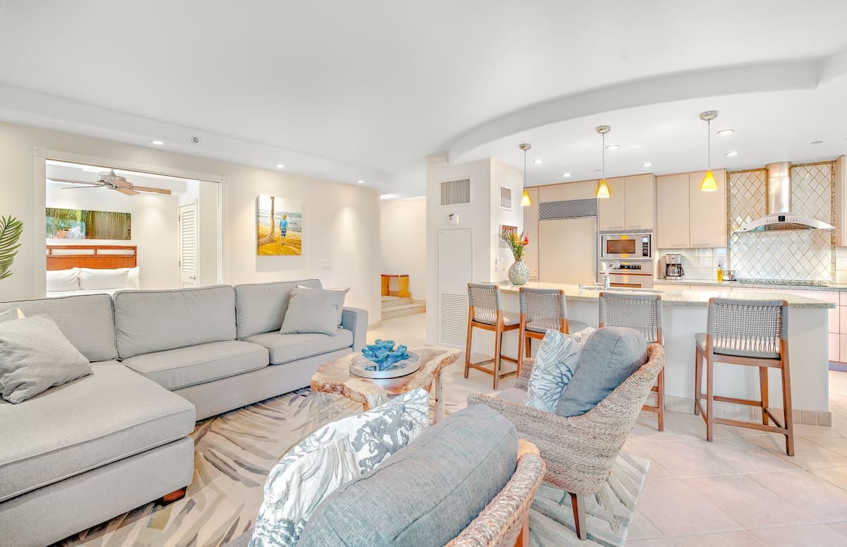 Condo in Lahaina · ★5.0 · 2 bedrooms · 4 beds · 2 baths - Photo 3