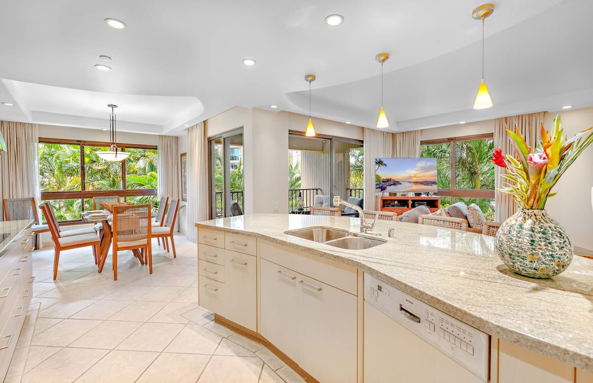 Condo in Lahaina · ★5.0 · 2 bedrooms · 4 beds · 2 baths - Photo 1