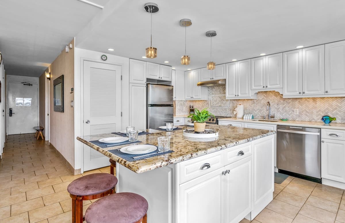 Condo in Kihei · ★4.53 · 2 bedrooms · 2 beds · 2 baths - Photo 2