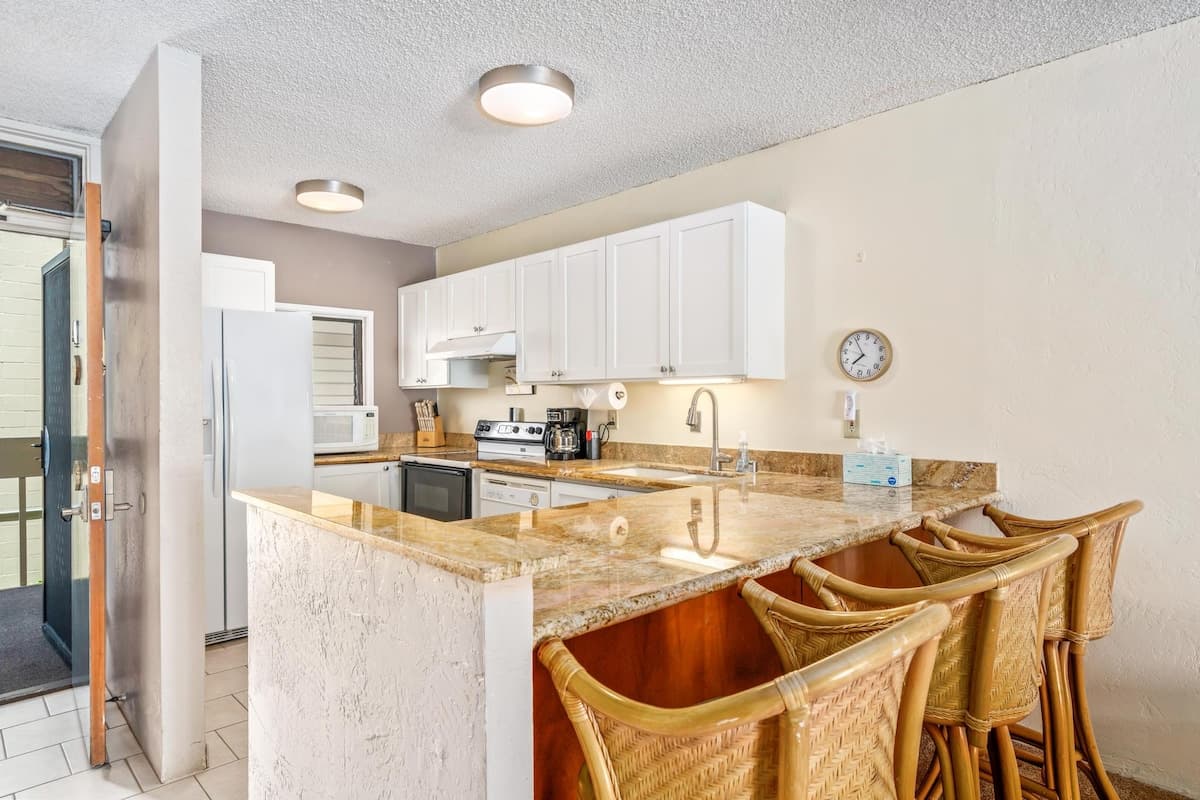Condo in Kailua-Kona · ★4.56 · 2 bedrooms · 4 beds · 2 baths - Photo 5