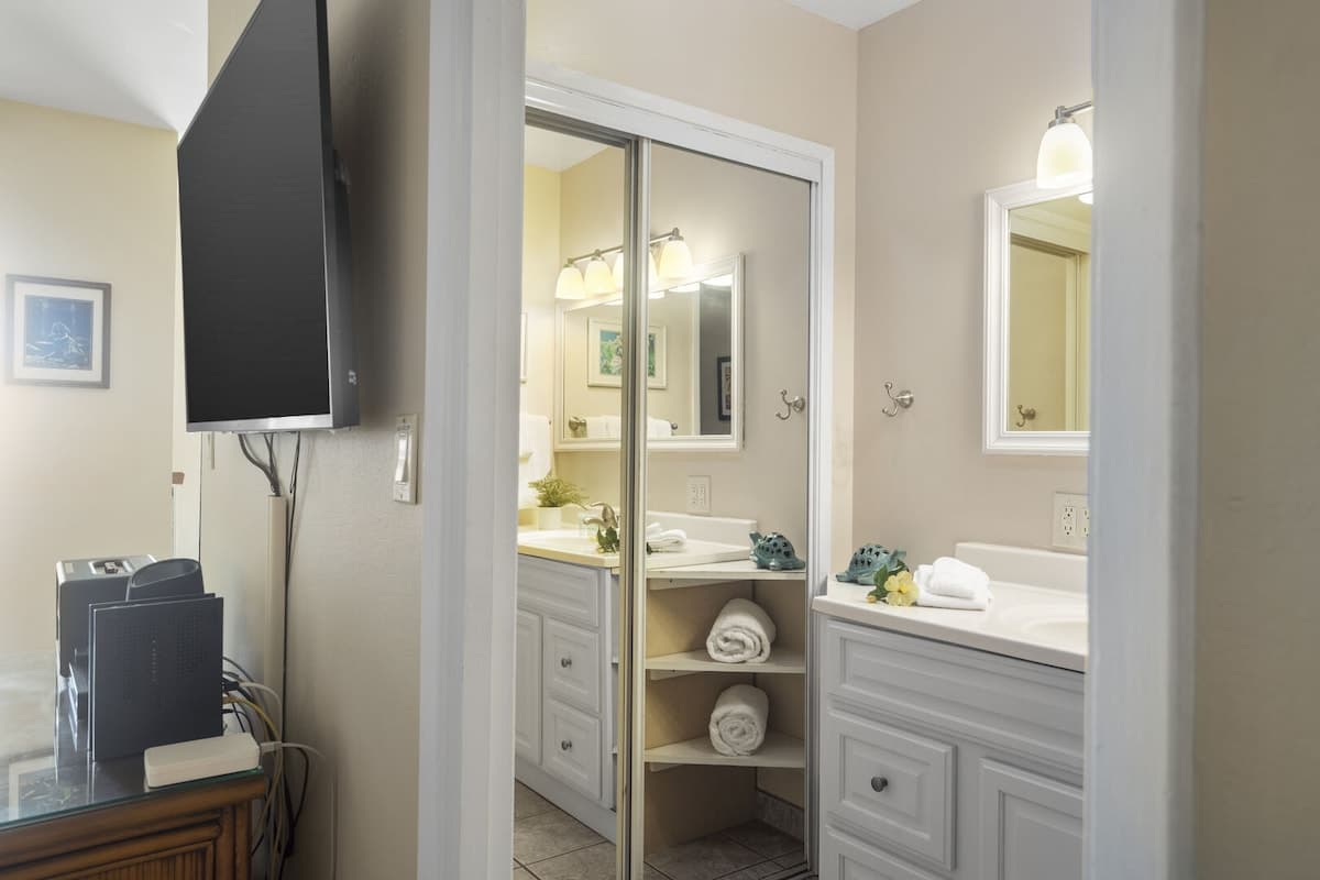 Condo in Lahaina · ★4.79 · Studio · 1 bed · 1 bath - Photo 4