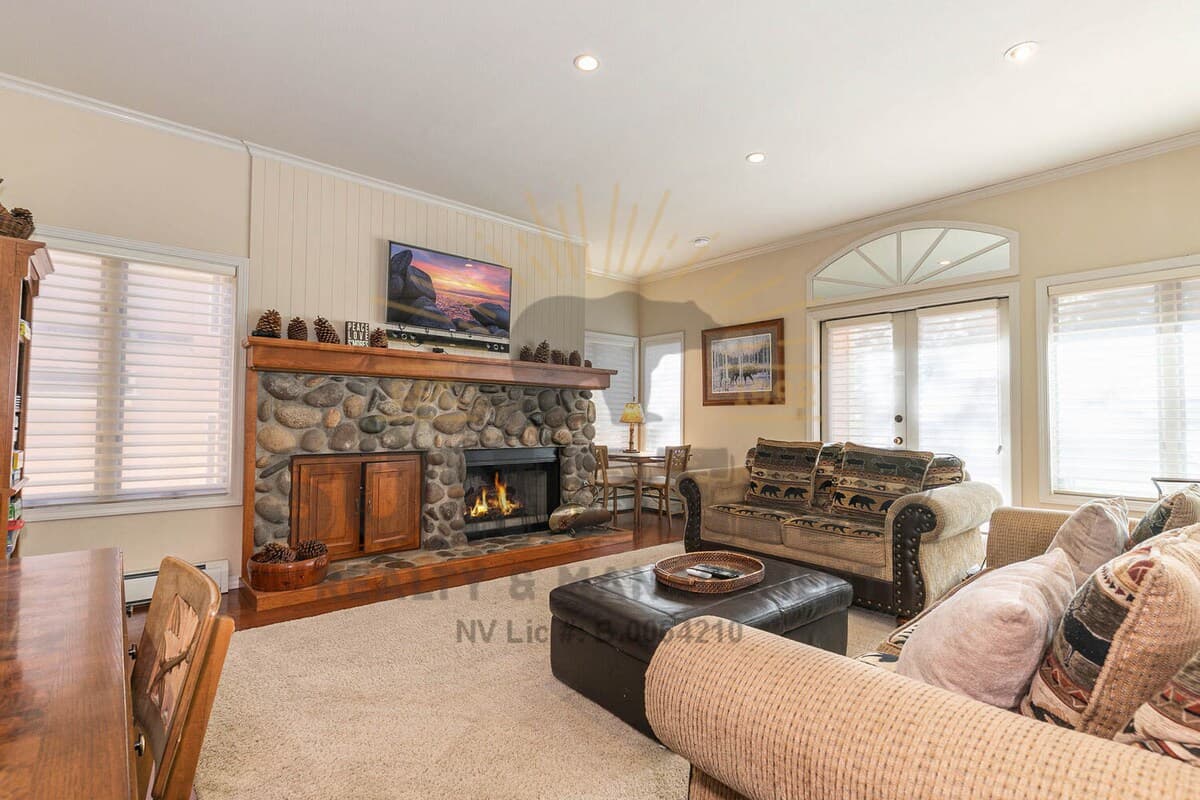 Condo in Incline Village · ★4.67 · 3 bedrooms · 4 beds · 2.5 private baths - Photo 4