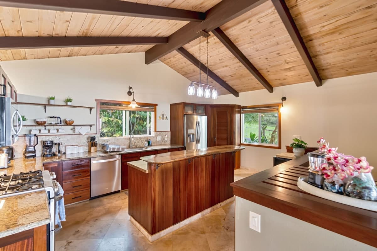 Home in Holualoa · ★4.9 · 4 bedrooms · 6 beds · 3.5 shared baths - Photo 5