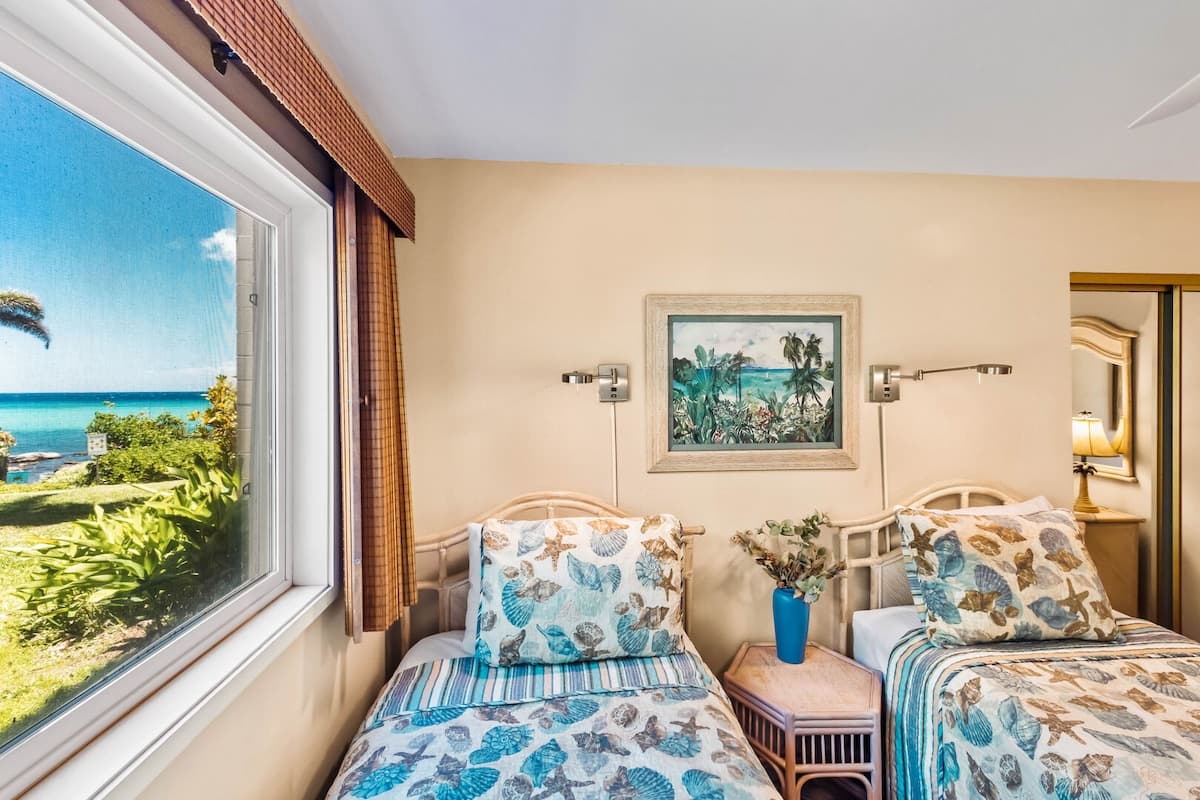 Condo in Lahaina · ★4.7 · 2 bedrooms · 3 beds · 2 baths - Photo 3