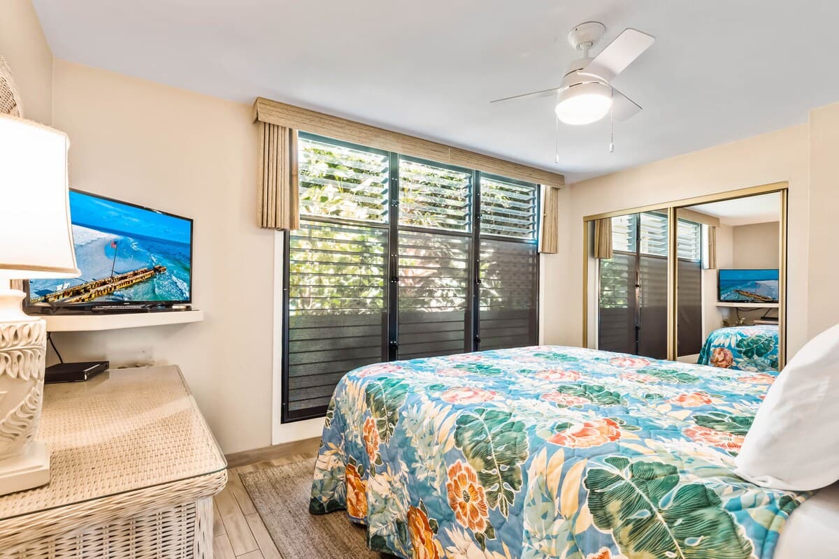 Condo in Lahaina · ★4.7 · 2 bedrooms · 3 beds · 2 baths - Photo 5