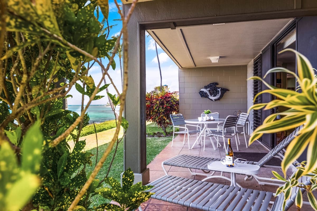 Condo in Lahaina · ★4.7 · 2 bedrooms · 3 beds · 2 baths - Photo 2
