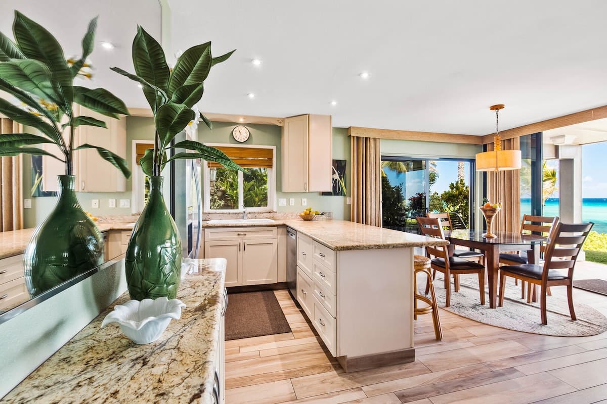 Condo in Lahaina · ★4.7 · 2 bedrooms · 3 beds · 2 baths - Photo 4