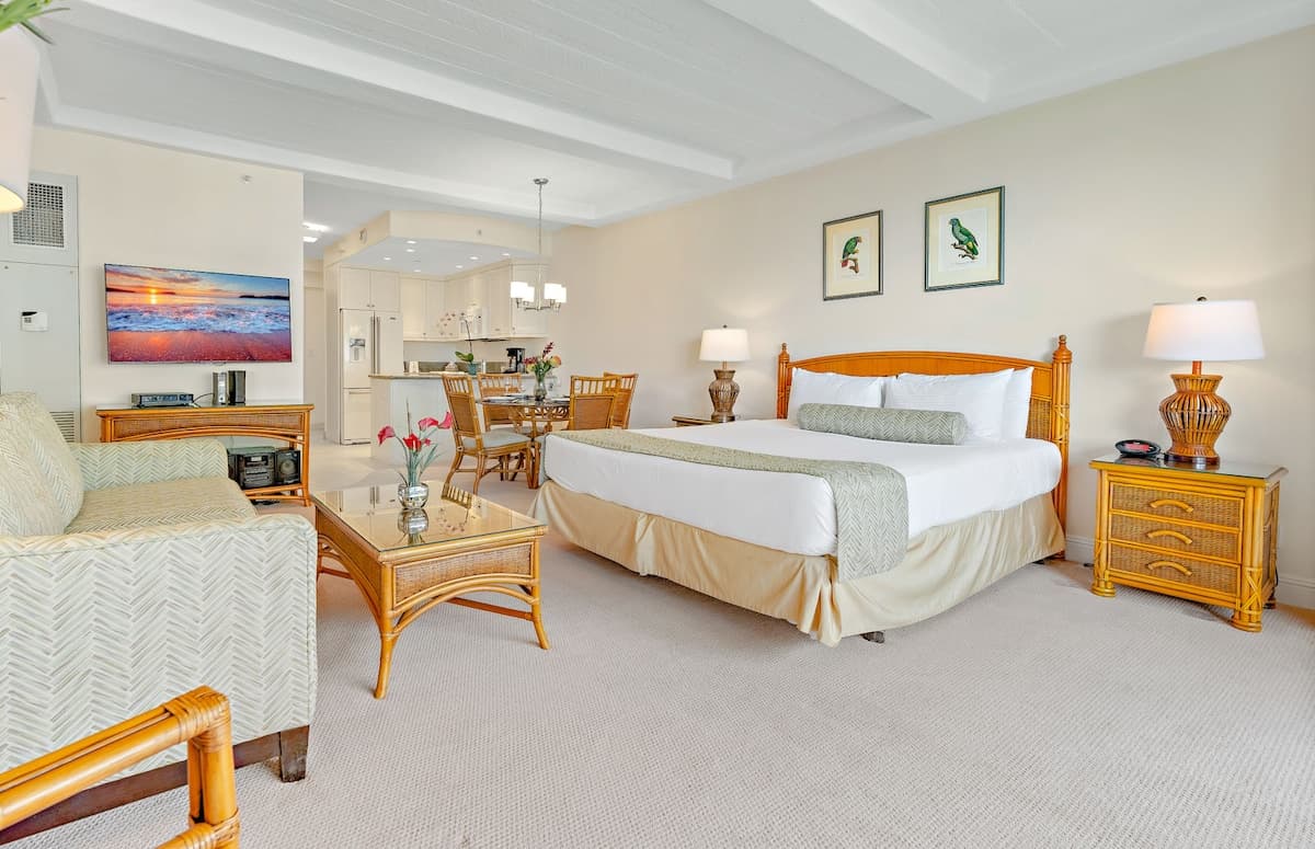 Condo in Lahaina · ★4.0 · Studio · 2 beds · 1 bath - Photo 3