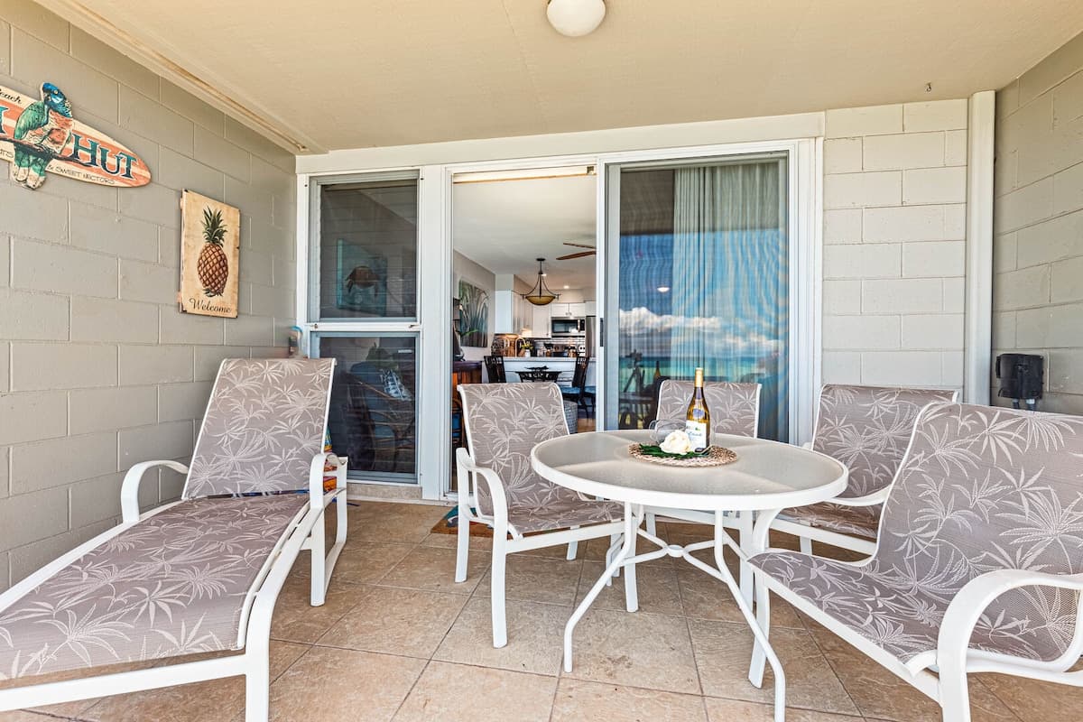 Condo in Lahaina · ★4.82 · 1 bedroom · 2 beds · 1 private bath - Photo 4