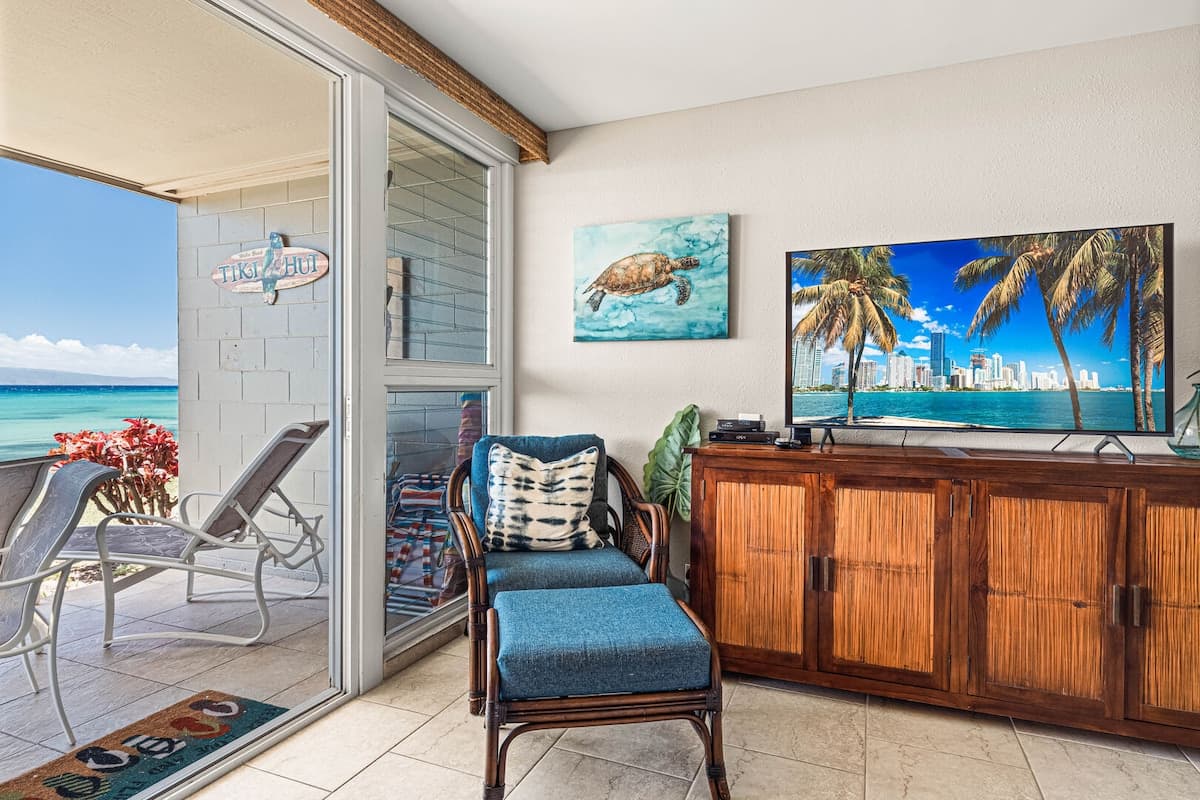 Condo in Lahaina · ★4.82 · 1 bedroom · 2 beds · 1 private bath - Photo 5