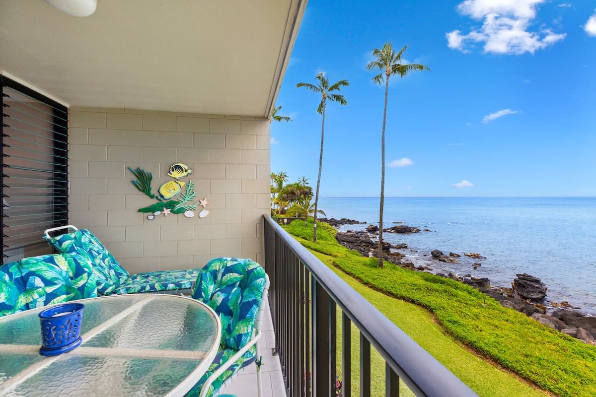 Condo in Lahaina · ★4.84 · 1 bedroom · 2 beds · 1 private bath - Photo 4