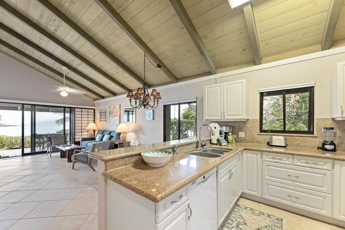 Condo in Lahaina · ★4.57 · 2 bedrooms · 2 beds · 2 baths - Photo 2