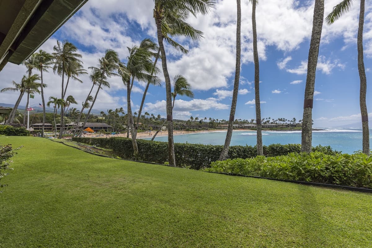 Condo in Lahaina · ★4.57 · 2 bedrooms · 2 beds · 2 baths - Photo 4
