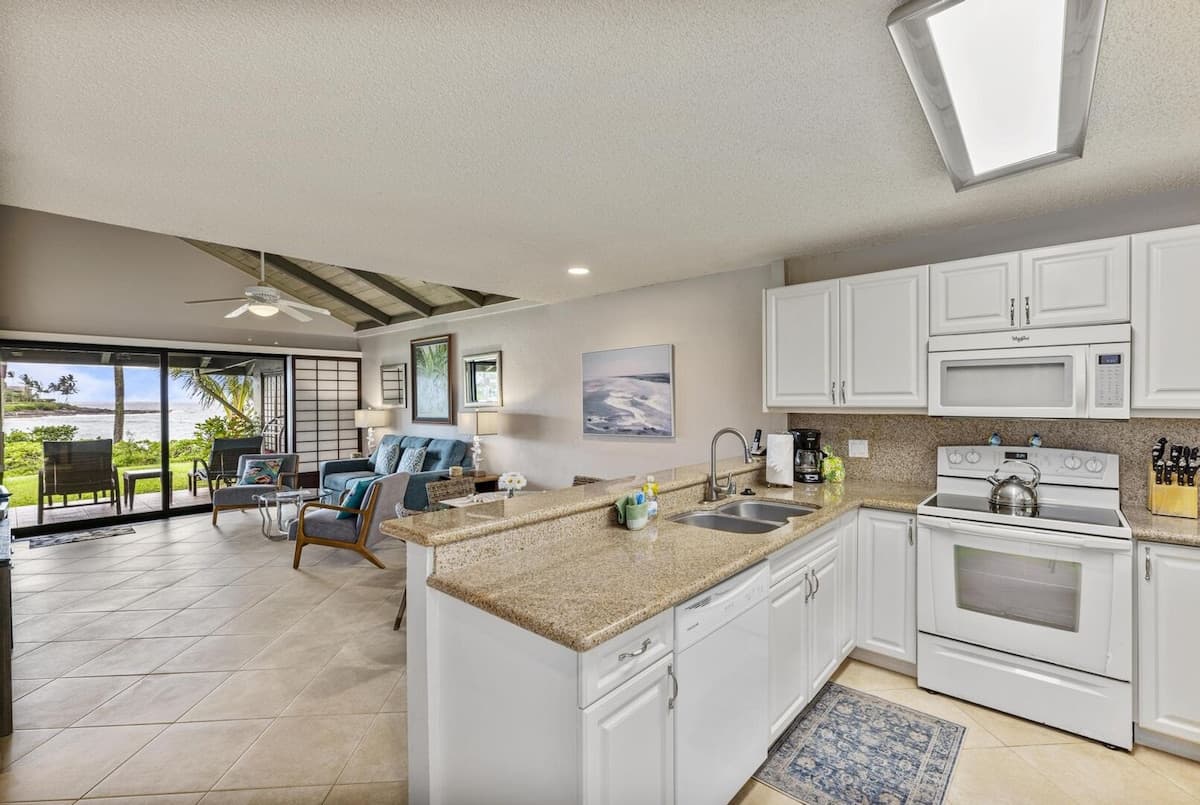 Home in Lahaina · ★5.0 · 1 bedroom · 2 beds · 2 baths - Photo 2