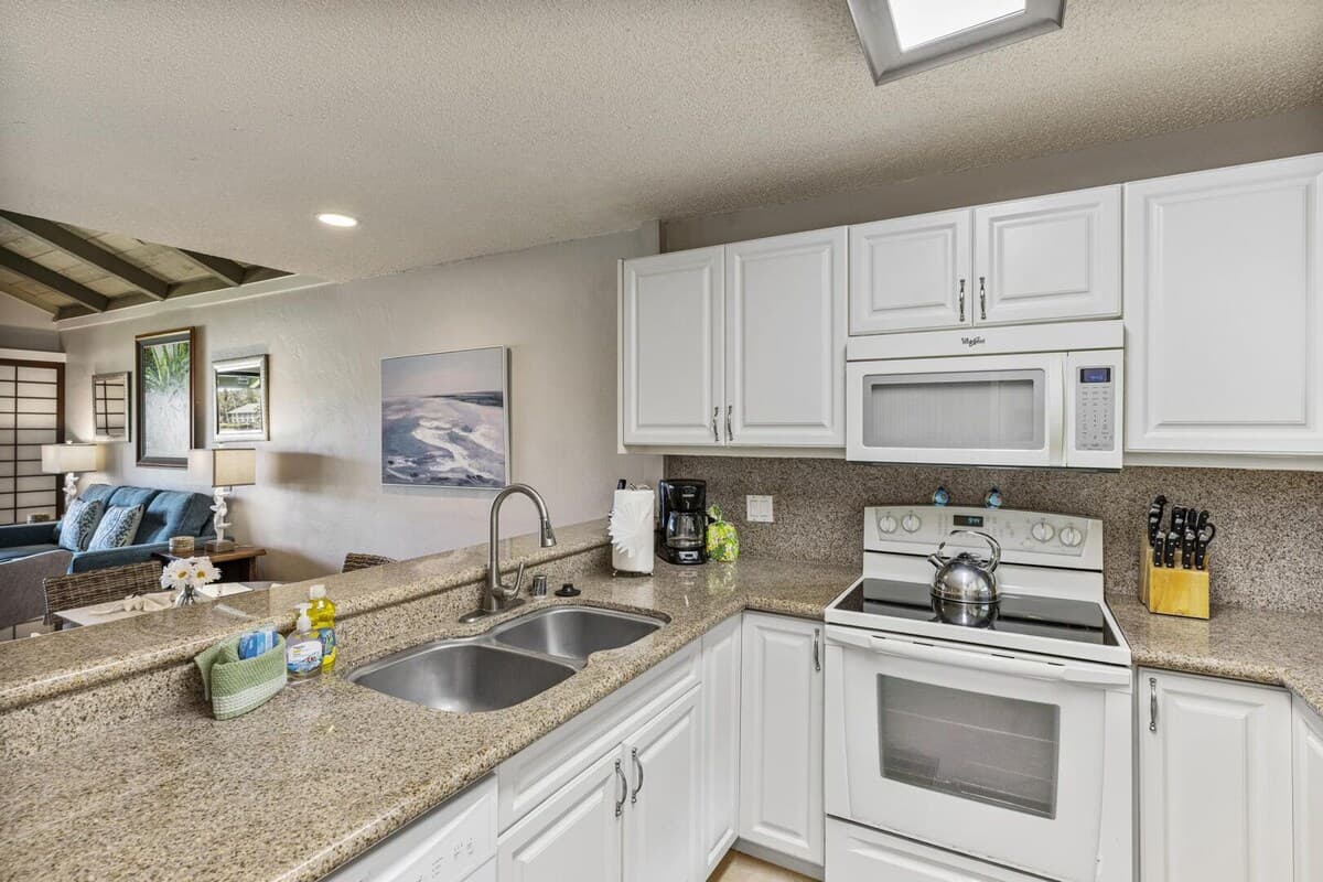 Home in Lahaina · ★5.0 · 1 bedroom · 2 beds · 2 baths - Photo 5