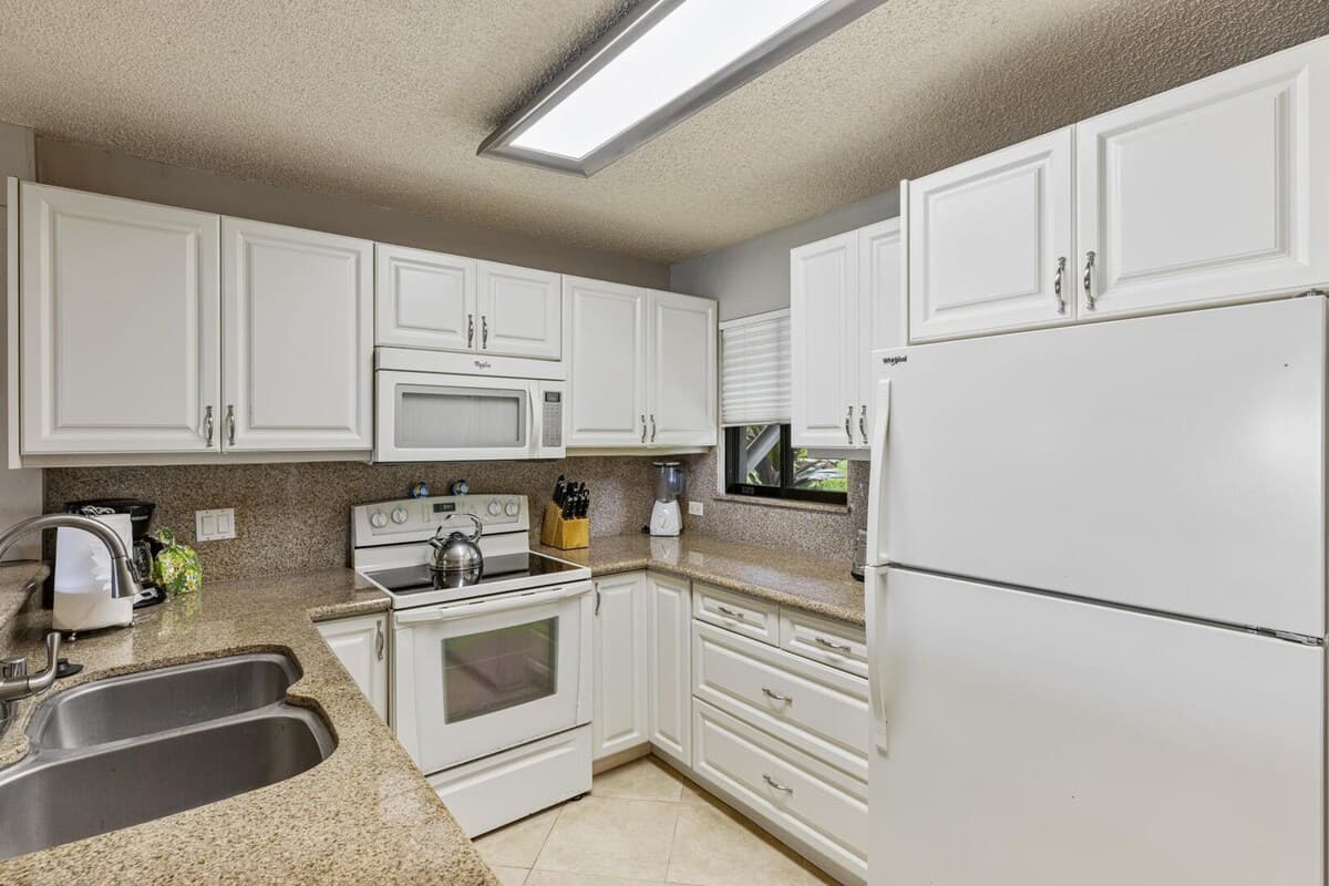Home in Lahaina · ★5.0 · 1 bedroom · 2 beds · 2 baths - Photo 4
