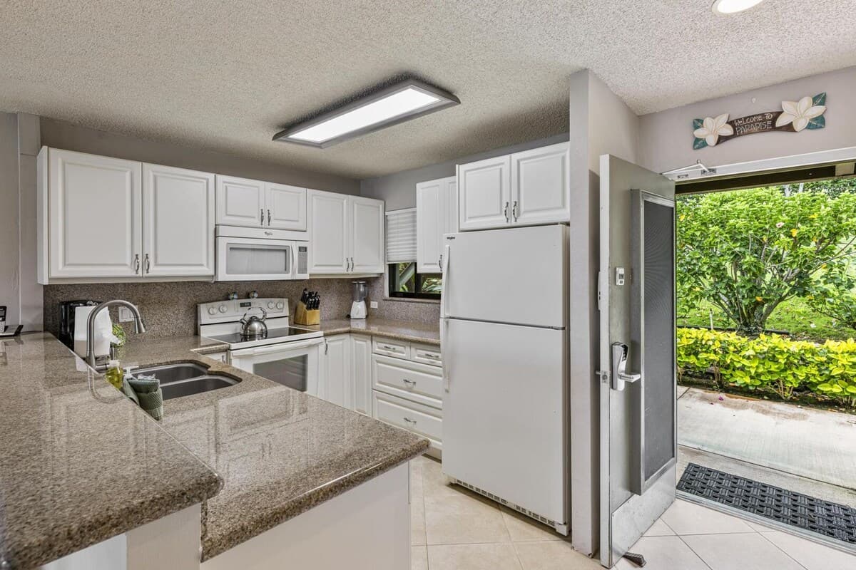 Home in Lahaina · ★5.0 · 1 bedroom · 2 beds · 2 baths - Photo 3