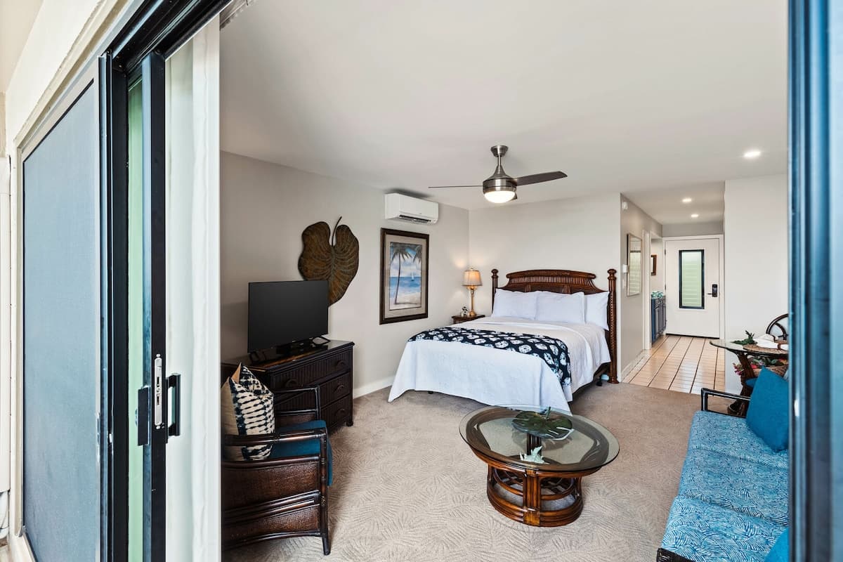 Condo in Lahaina · ★4.82 · 1 bedroom · 2 beds · 1 private bath - Photo 5