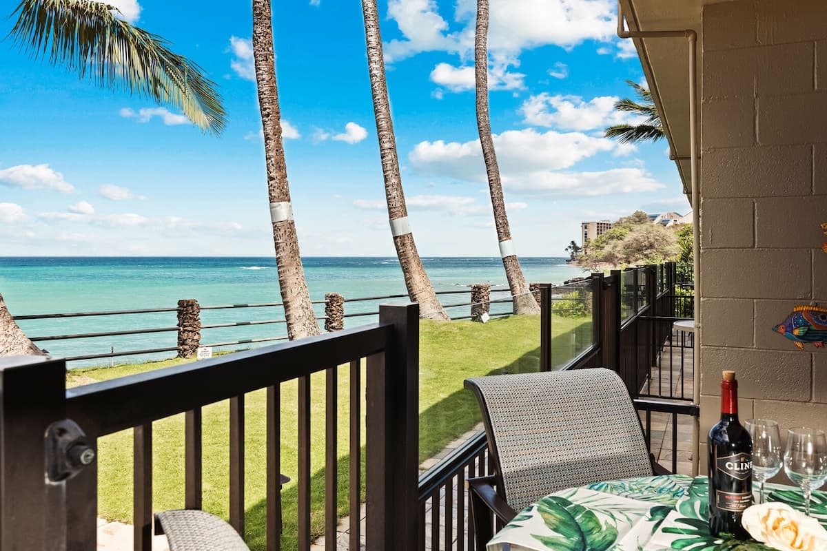 Condo in Lahaina · ★4.82 · 1 bedroom · 2 beds · 1 private bath - Photo 2