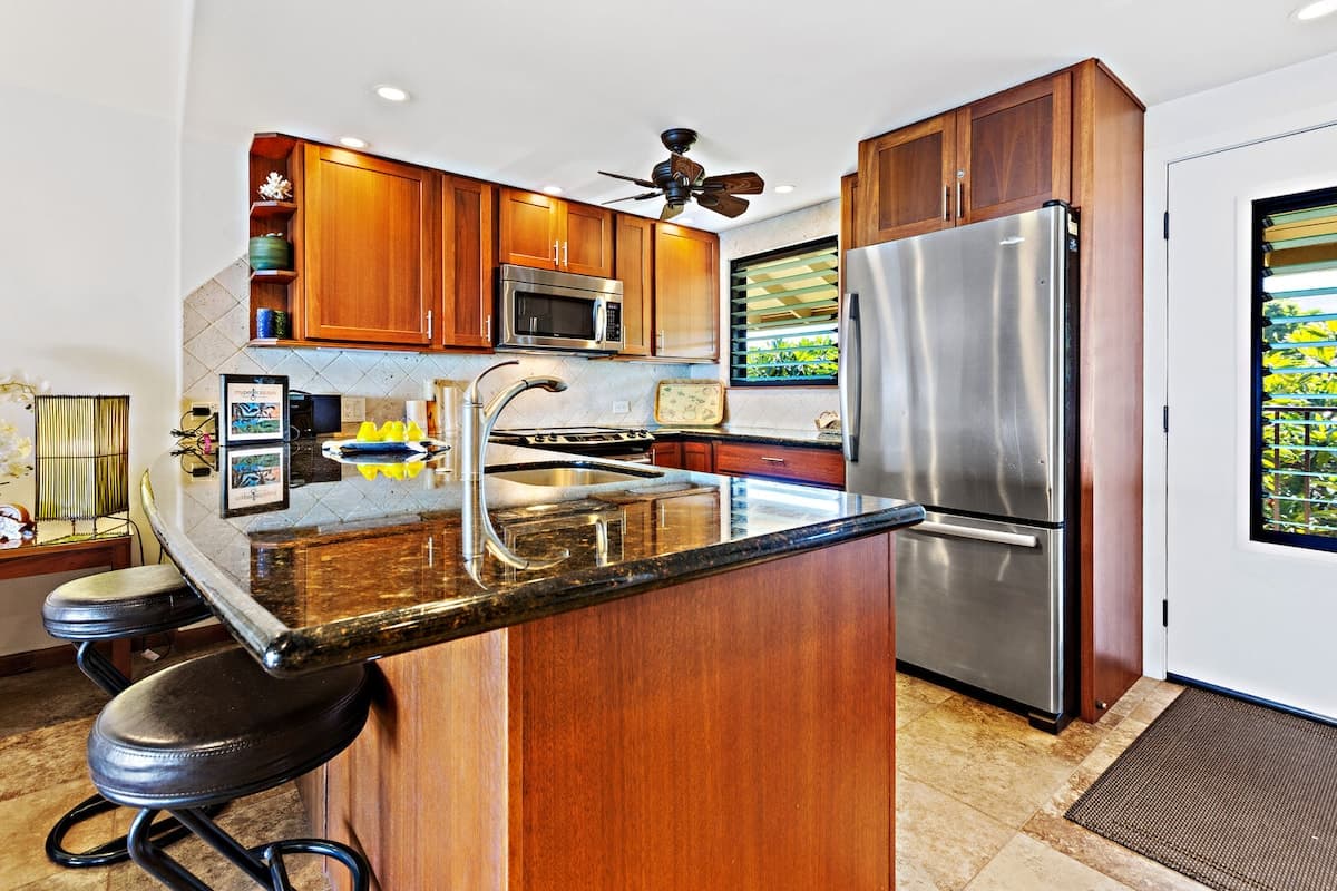 Condo in Lahaina · ★4.86 · 1 bedroom · 1 bed · 1 bath - Photo 4