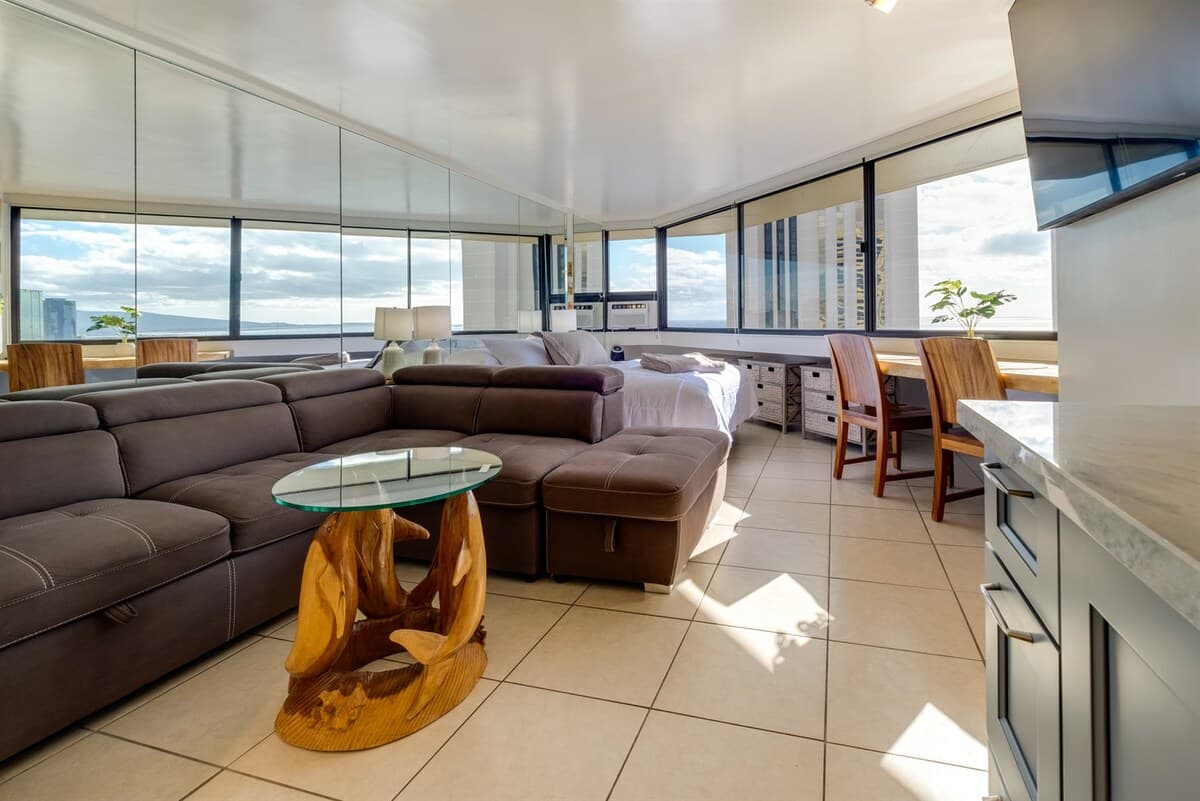 Stunning Waikiki Views • Prime Location + Parking - Photo 5