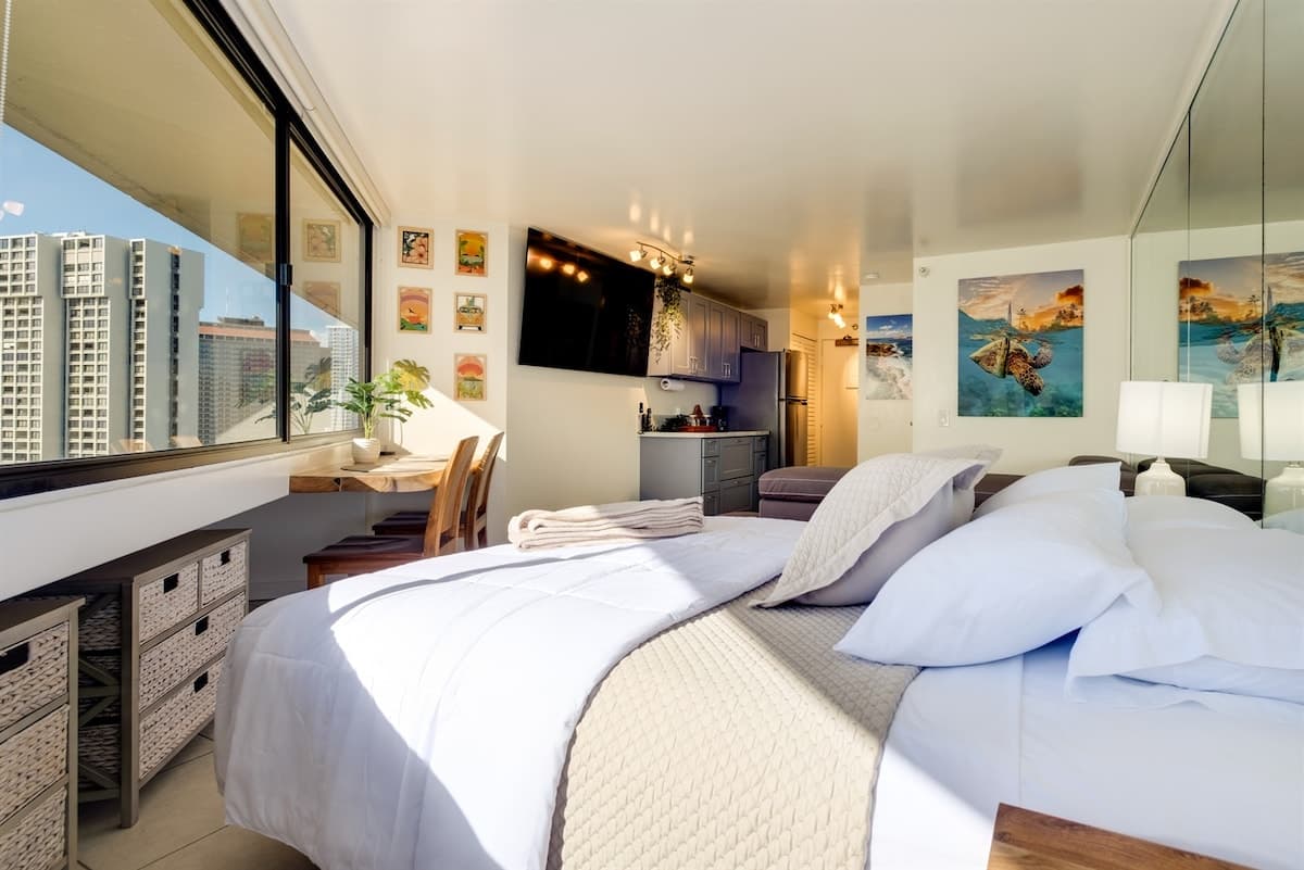 Stunning Waikiki Views • Prime Location + Parking - Photo 2