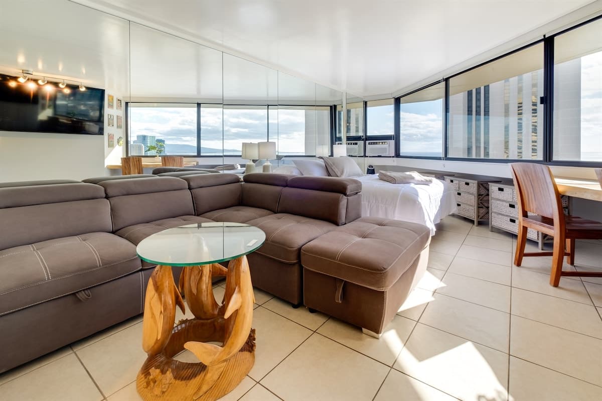 Stunning Waikiki Views • Prime Location + Parking - Photo 3