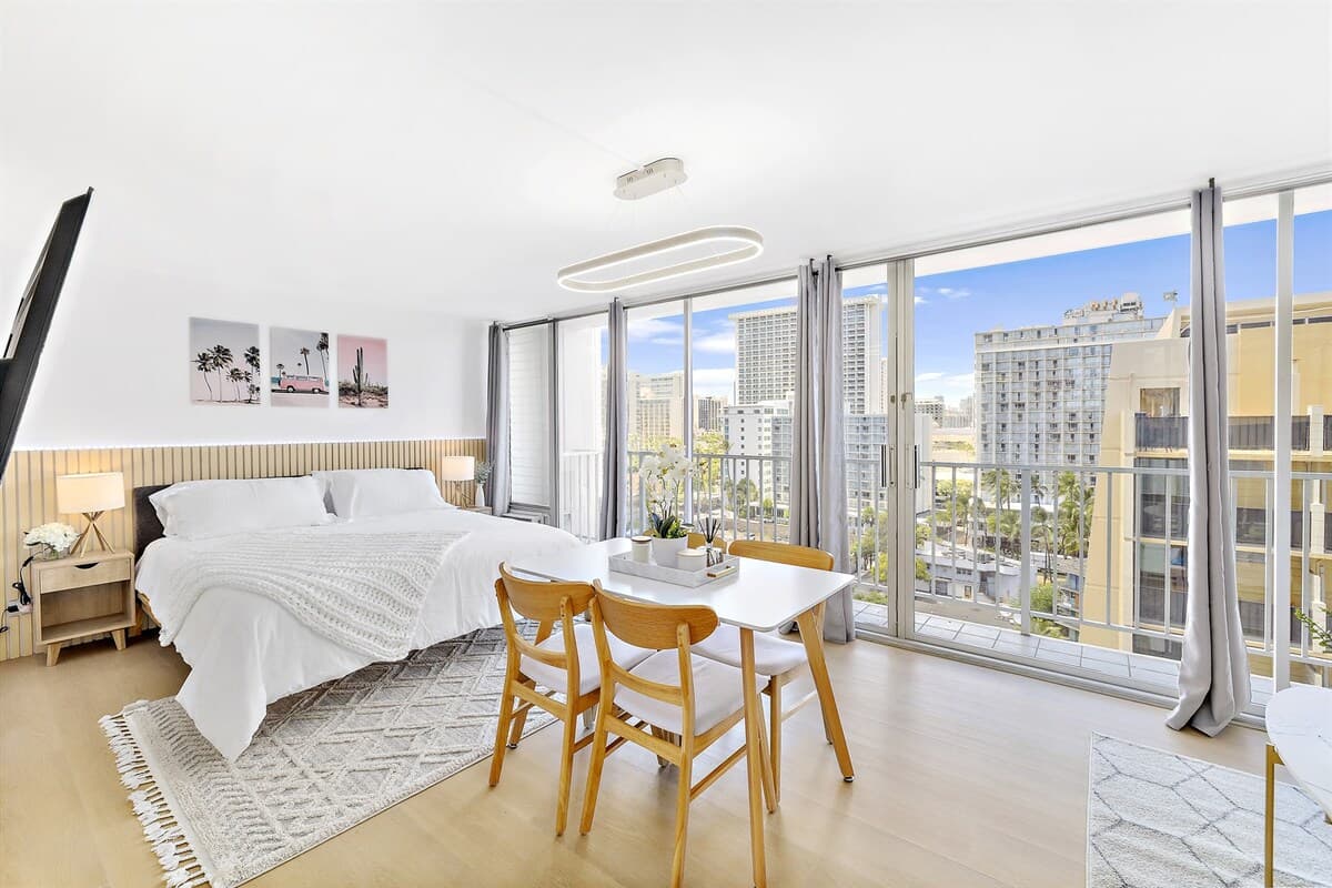 Condo in Honolulu · ★4.7 · 1 bedroom · 2 beds · 1 private bath - Photo 5
