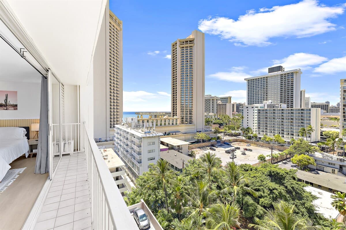 Condo in Honolulu · ★4.7 · 1 bedroom · 2 beds · 1 private bath - Photo 2