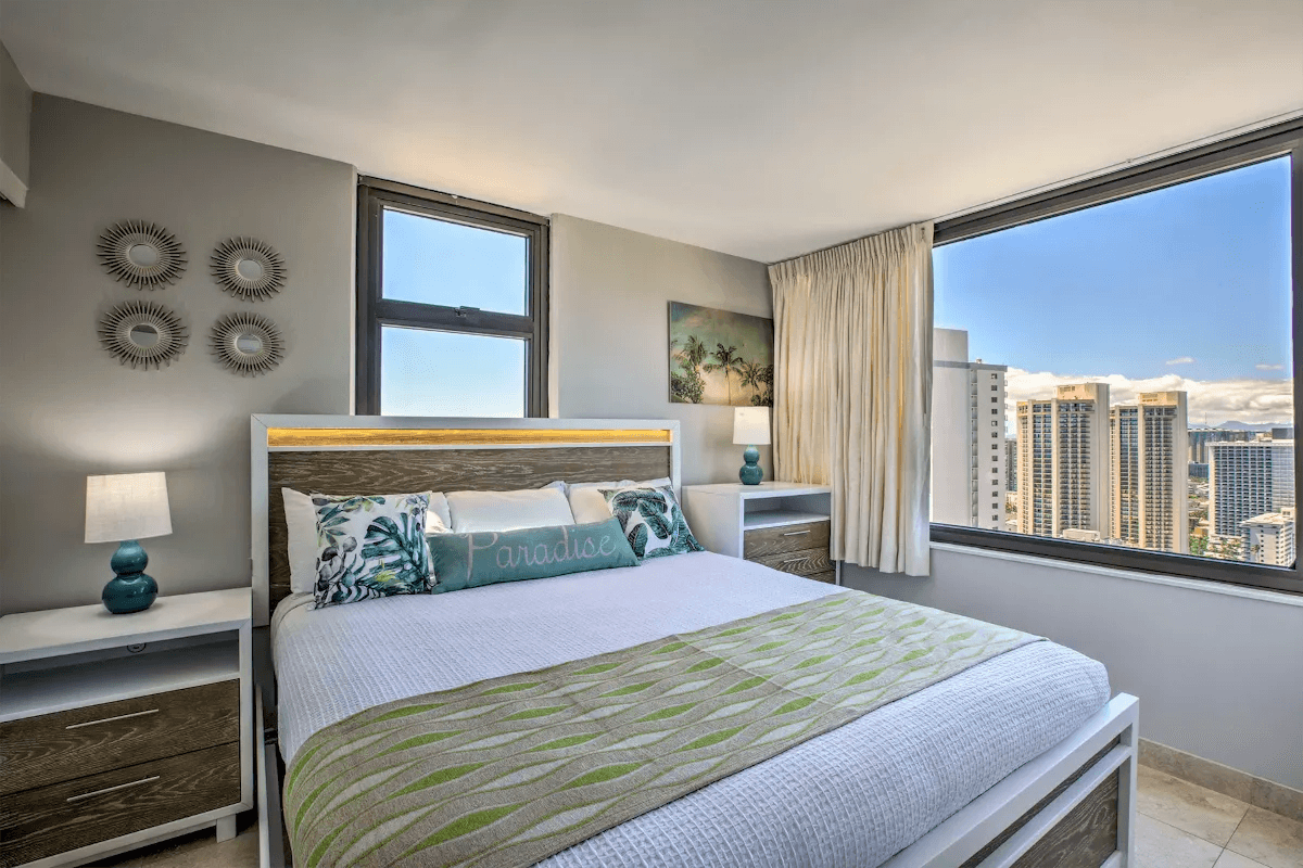 Condo in Honolulu · ★4.38 · 1 bedroom · 2 beds · 1 private bath - Photo 3