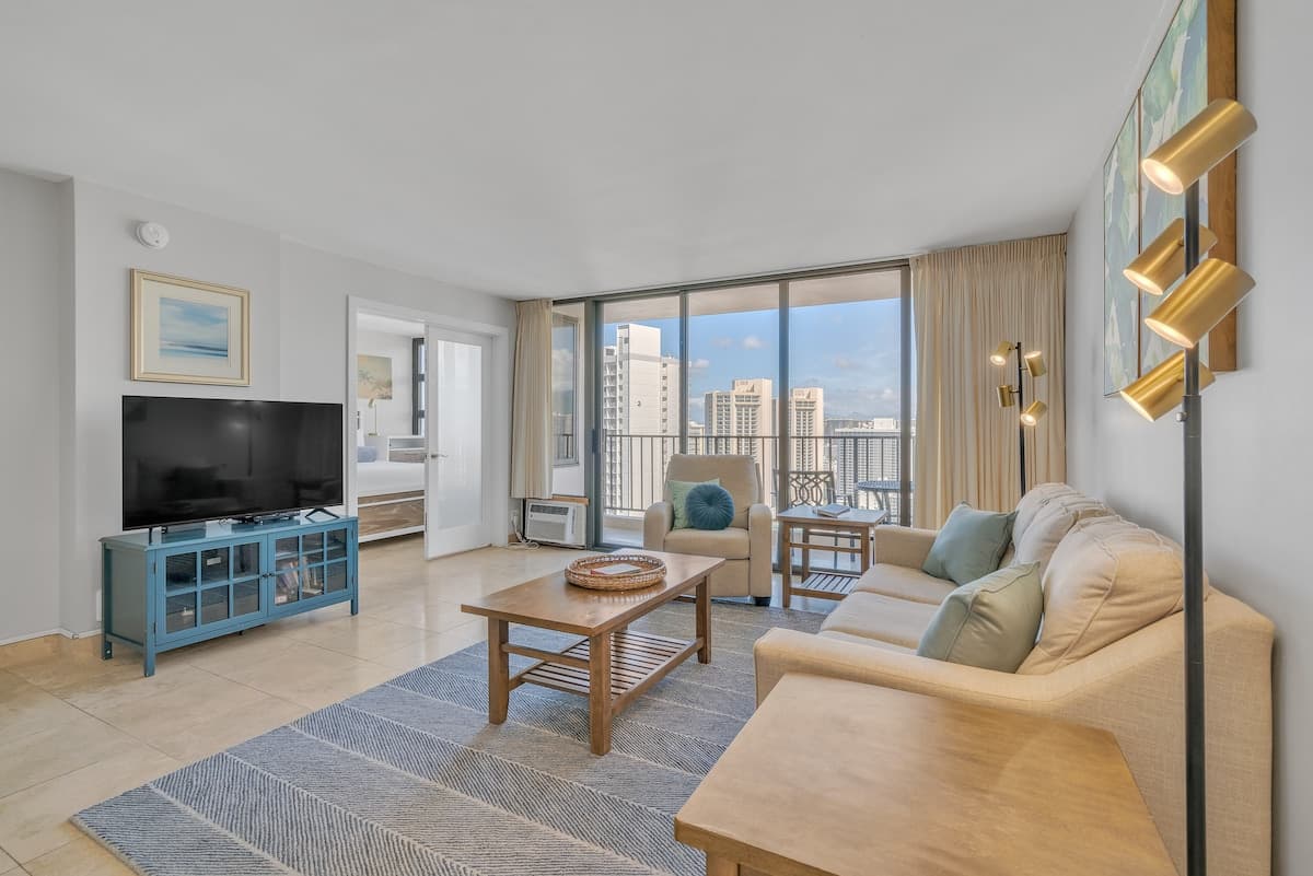 Condo in Honolulu · ★4.38 · 1 bedroom · 2 beds · 1 private bath - Photo 5