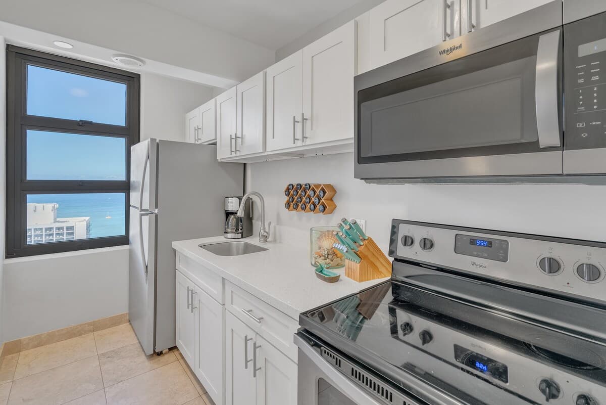Condo in Honolulu · ★4.38 · 1 bedroom · 2 beds · 1 private bath - Photo 4