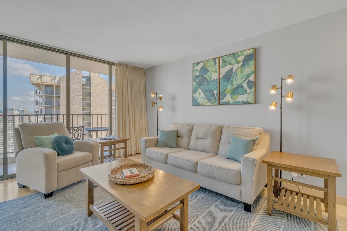 Condo in Honolulu · ★4.38 · 1 bedroom · 2 beds · 1 private bath - Photo 1