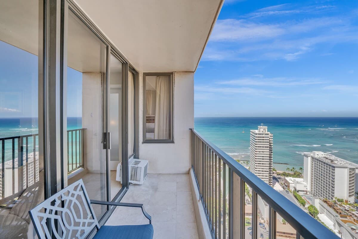 Condo in Honolulu · ★4.38 · 1 bedroom · 2 beds · 1 private bath - Photo 2