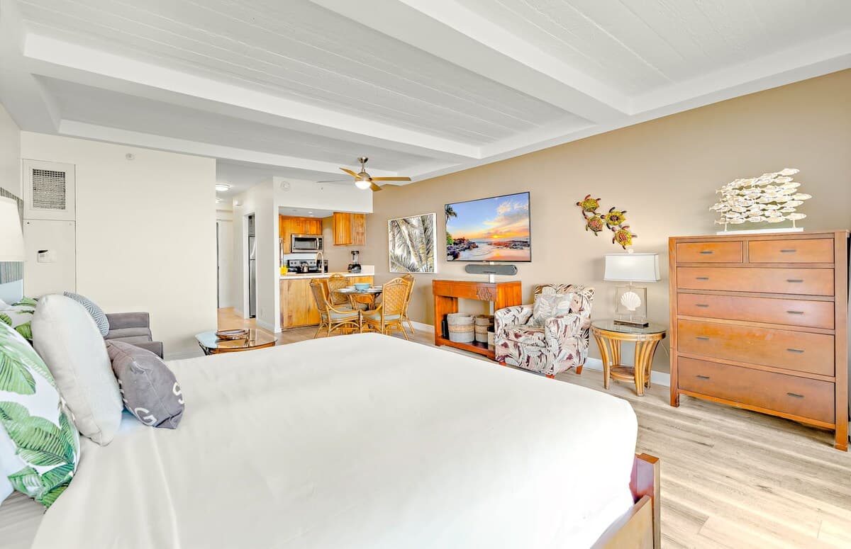Condo in Lahaina · ★4.91 · Studio · 2 beds · 1 bath - Photo 5