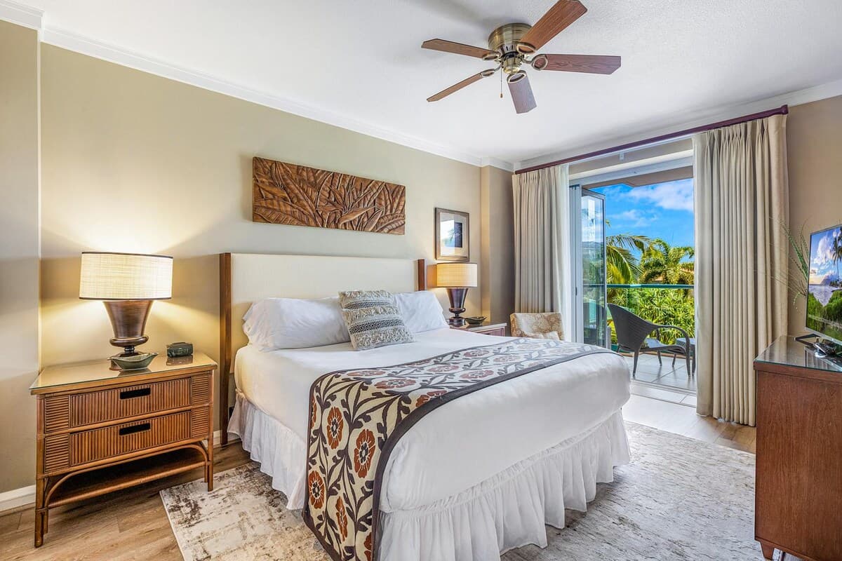 Condo in Lahaina · ★4.93 · 1 bedroom · 2 beds · 1 bath - Photo 4